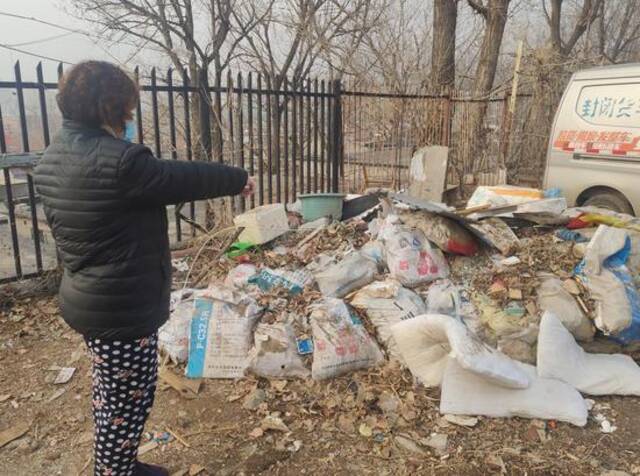 北京这地公厕拆了5年还没重建，有老人用塑料袋在家方便