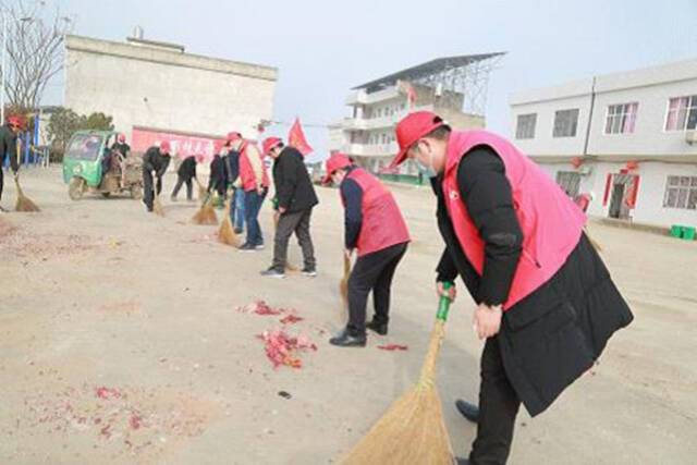 天门：助力美丽乡村建设 纪检干部在行动