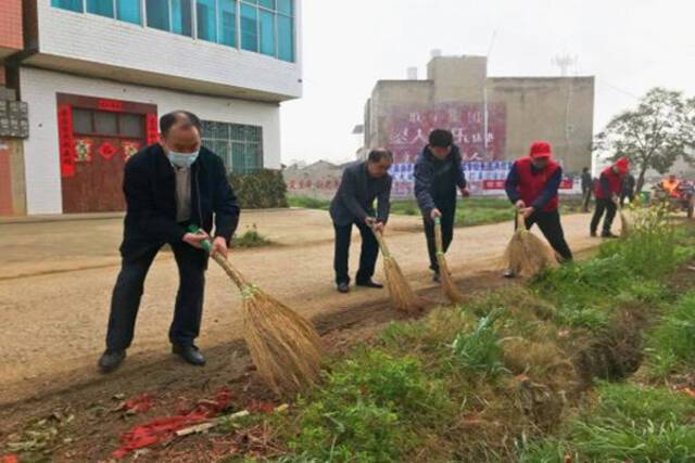 天门：助力美丽乡村建设 纪检干部在行动