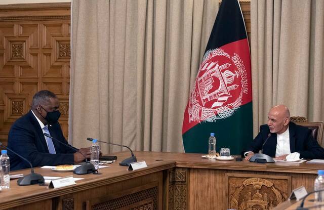 奥斯汀21日与阿富汗总统加尼举行会谈图源：奥斯汀推特