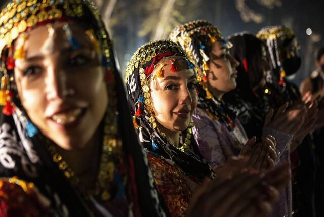 ↑伊朗民众身着传统民族服装在首都德黑兰参加诺鲁孜节前的庆祝活动。