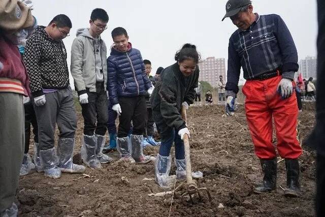 这是什么新操作？交大把课上到田间地头，一起去看看吧！