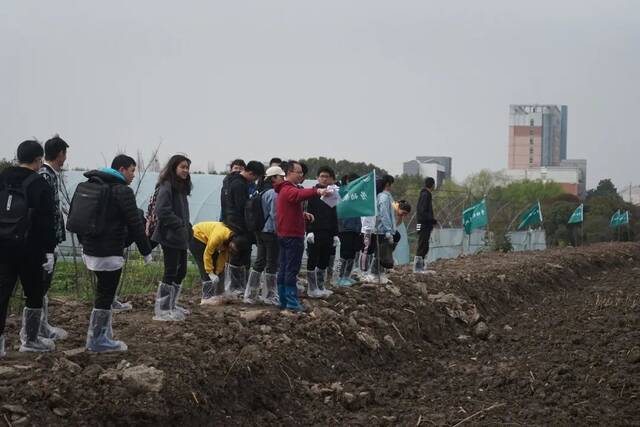 这是什么新操作？交大把课上到田间地头，一起去看看吧！