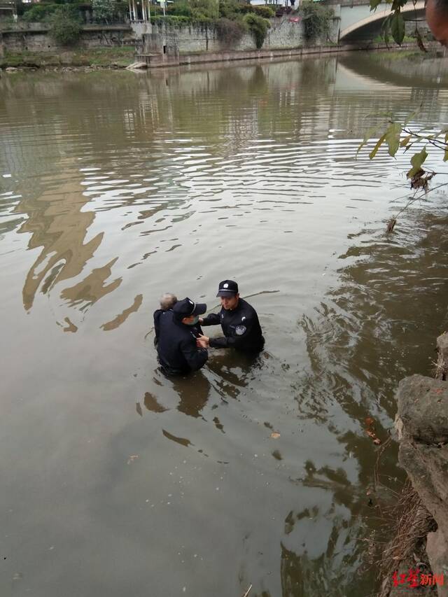 救人现场警方供图