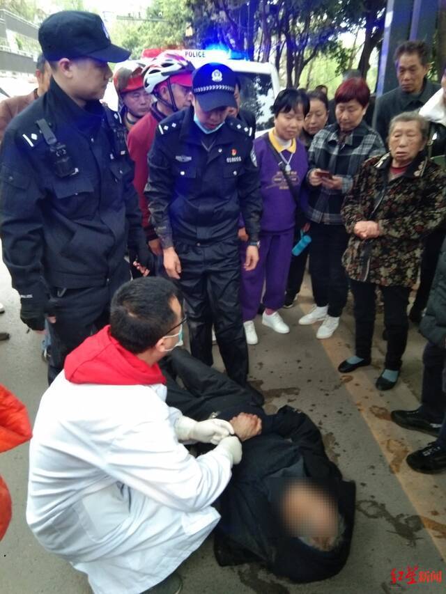 救人现场警方供图