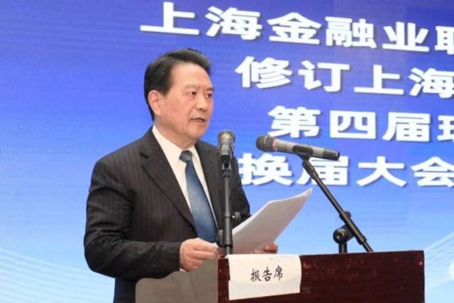 图说：原常务副理事长季文冠主持换届大会