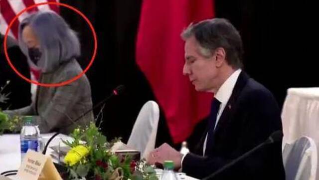 ·对话现场，美国国务卿布林肯身旁，坐着紫发翻译。（视频截图）