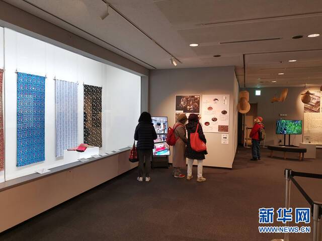 图为观众参观“四川非物质文化遗产精品展”。