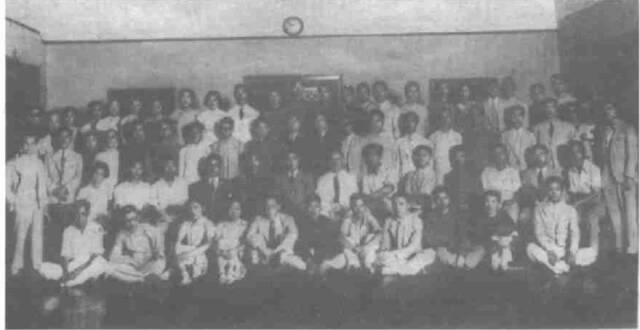 ▲ 1938年5月，讲习所部分教职员工和学员在上海八仙桥青年会的合影。其中王进、吴子良、史忠信等学员先后牺牲在抗日战场。
