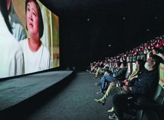 2月17日，观众在北京前门的保利国际影城观看电影《你好，李焕英》。新华社记者陈钟昊摄