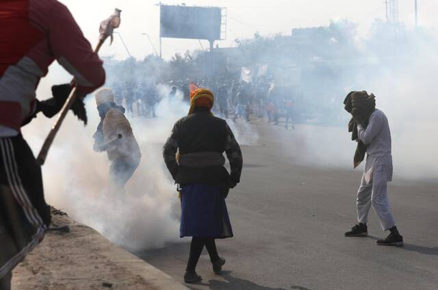 当地时间1月26日，印度新德里，抗议者与警方发生肢体冲突。图/IC photo