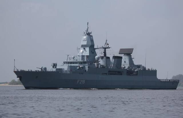 德国海军“萨克森”级防空护卫舰，配备了相控阵雷达，具有较强的防空能力。