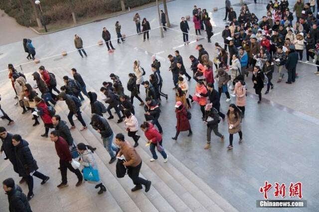 资料图：山西太原一公务员考点，考生准备进入考场。中新社记者武俊杰摄