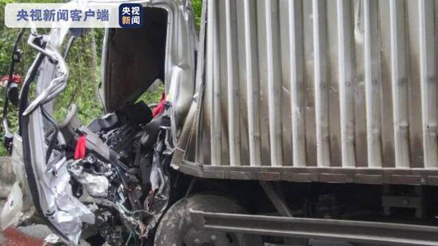 雨天路滑 广西南宁两车相撞致一死一伤