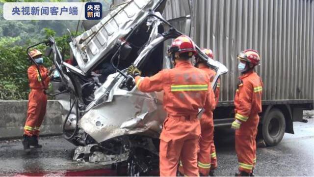 雨天路滑 广西南宁两车相撞致一死一伤