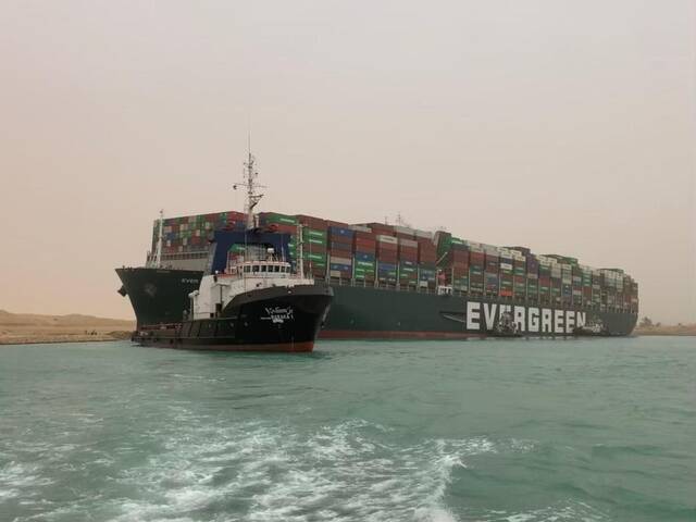 这是3月24日在埃及苏伊士运河拍摄的重型货船搁浅现场。新华社发