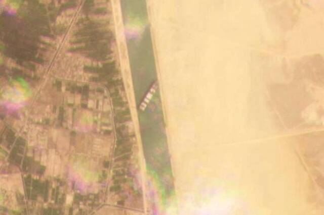 ▲卫星图像显示，“长赐轮”斜卡在苏伊士运河之上。图据《纽约时报》