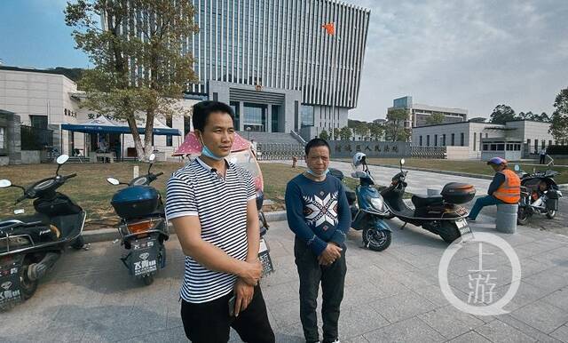 ▲3月25日，两位尚未找回孩子的家长站在广州增城区法院门口，满是焦急。摄影/上游新闻记者王敏