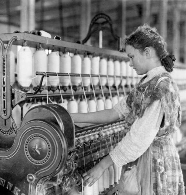 美国北卡罗纳州的棉纺工厂，约1910年，Lewis Hine拍摄，美国国会图书馆收藏