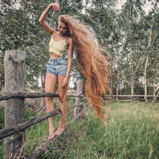 俄罗斯一女子因与人打赌留长发17年 头发长达1米7