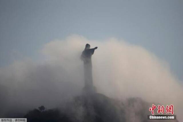 当地时间2016年8月9日，巴西里约热内卢，巴西基督山上的耶稣像被云雾包围，若隐若现。