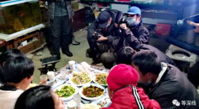 晚间，几家媒体拍摄程运付一家人吃饭《等深线》记者郑丹摄