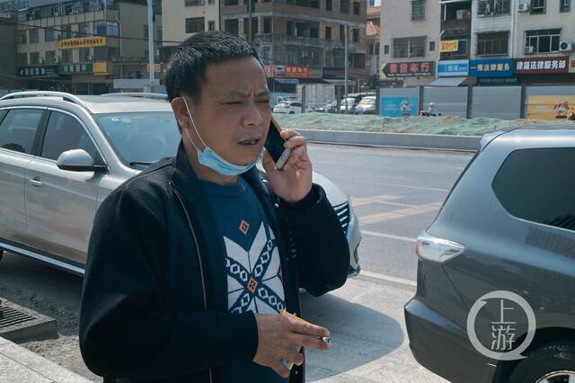 ▲3月26日，广州增城，被拐卖儿童钟彬父亲在庭审结束后走出法院，正在打电话。摄影/上游新闻记者王敏