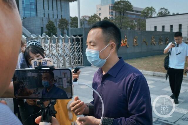 ▲3月26日，广州增城，被拐卖孩子申聪父亲在庭审前接受媒体采访。摄影/上游新闻记者王敏