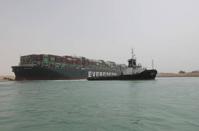 3月25日在埃及苏伊士运河拍摄的重型货船搁浅现场。新华社发（苏伊士运河管理局供图）