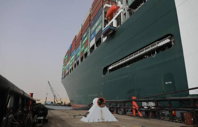 3月25日，救援船只在埃及苏伊士运河上重型货船搁浅的现场进行作业。新华社发（苏伊士运河管理局供图）