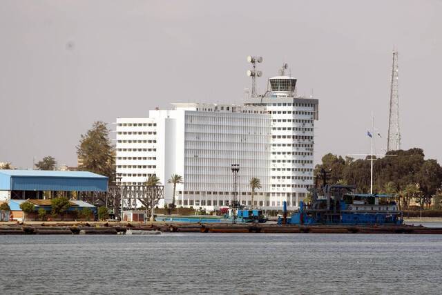 3月25日在埃及伊斯梅利亚省拍摄的苏伊士运河管理局大楼。新华社发（艾哈迈德·戈马摄）