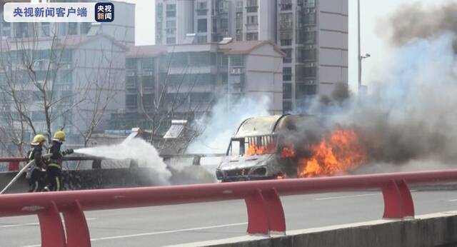江西南昌一小客车在大桥上爆炸起火 引燃大桥一侧线缆