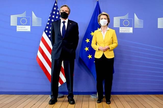 3月24日，欧盟委员会主席冯德莱恩（右）在比利时布鲁塞尔迎接到访的美国国务卿布林肯。新华社发
