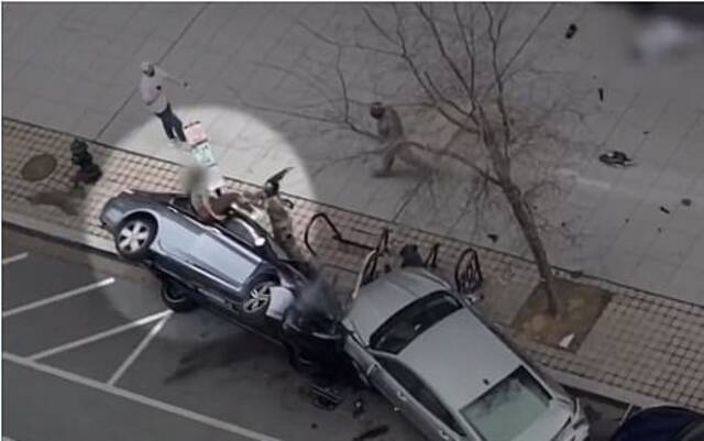 美两少女用泰瑟枪袭击并劫持一司机 急转弯时司机飞出车外身亡
