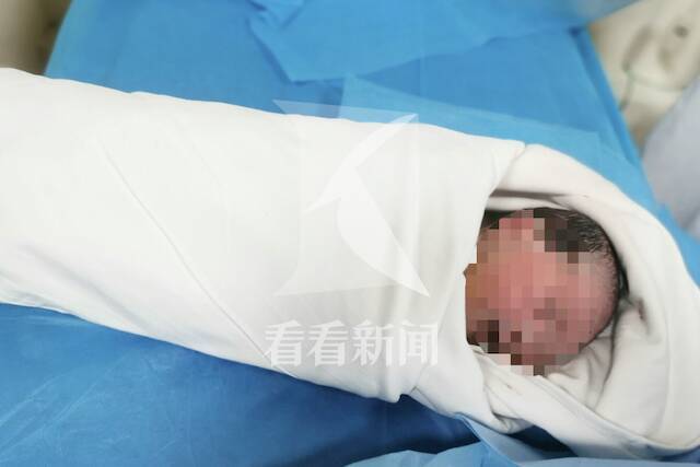41岁女子在上海医院厕所产女后偷偷离开…医生追问还不承认！
