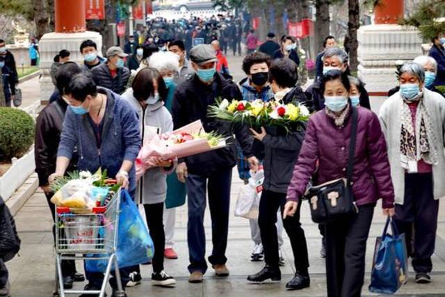 北京清明祭扫首个高峰日，工作人员清晨6点半上岗