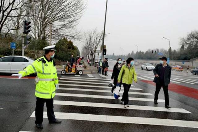 北京清明祭扫首个高峰日，工作人员清晨6点半上岗