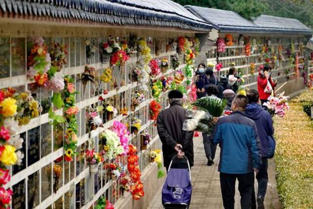 北京清明祭扫首个高峰日，工作人员清晨6点半上岗