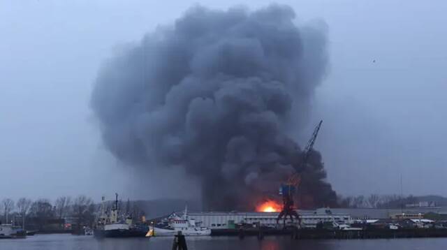 瑞典南部哥德堡海辛根工业区一大型仓库发生大火