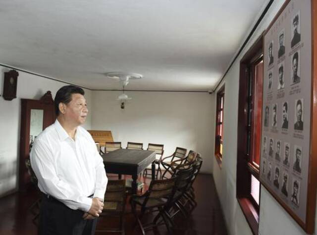 2015年6月16日，习近平在参观遵义会议会议室时，向墙上的遵义会议参加人员照片深情凝视。新华社记者李学仁摄