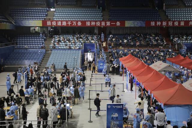 3月27日，北京大学在校生疫苗集中接种工作正式启动。摄影/新京报记者郑新洽