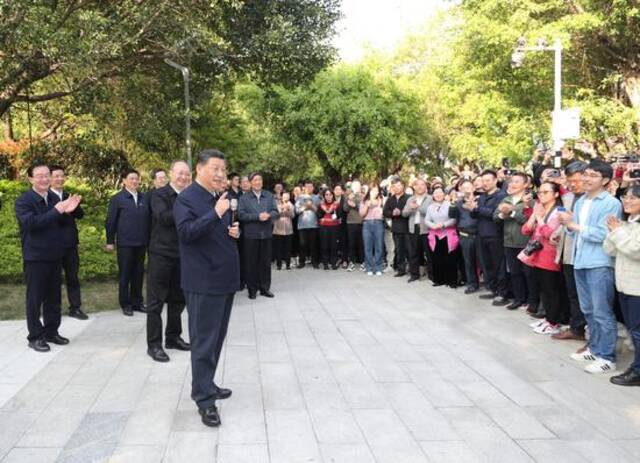 3月24日下午，正在福建省福州市考察调研的习近平总书记，先后来到郊野福道、三坊七巷历史文化街区、福建福光股份有限公司，了解城市规划建设、历史文化街区保护、企业创新发展等情况。新华社记者王晔摄