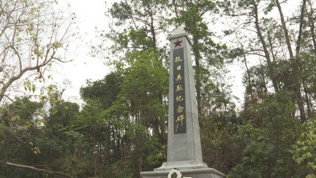 香港各界民众在乌蛟腾抗日英烈纪念碑举行活动缅怀先烈