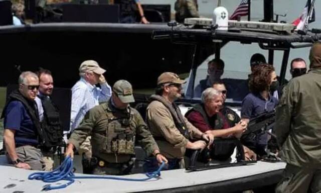 共和党议员在美墨边境访问，图源：外媒