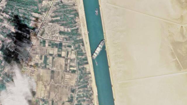 （“长赐号”横向卡在苏伊士运河航拍图。图源：塔斯社）