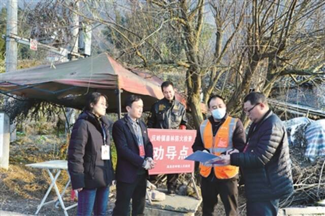 近日，四川省高县纪委监委工作人员到庆岭镇香炉山森林防火检查劝导点开展监督检查。杨利摄