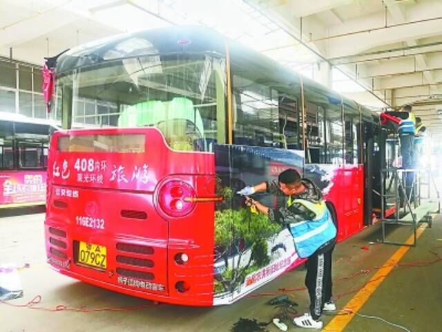 十条“红色旅游公交专线”打造流动红色风景线