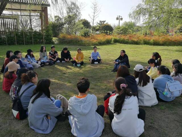 ▲植科院组织员马平福老师与大学生党总支在室外开展主题党日活动（陈志强摄）