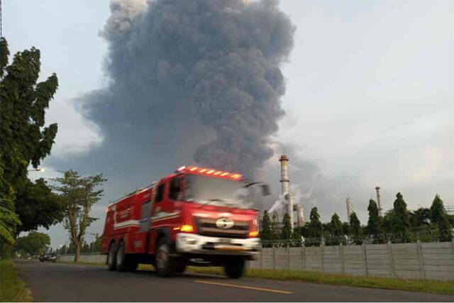 印尼国家石油公司一炼油厂着火 已致4人受伤