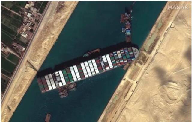 埃及苏伊士运河，货轮搁浅，救援工作进行中。/ICPhoto